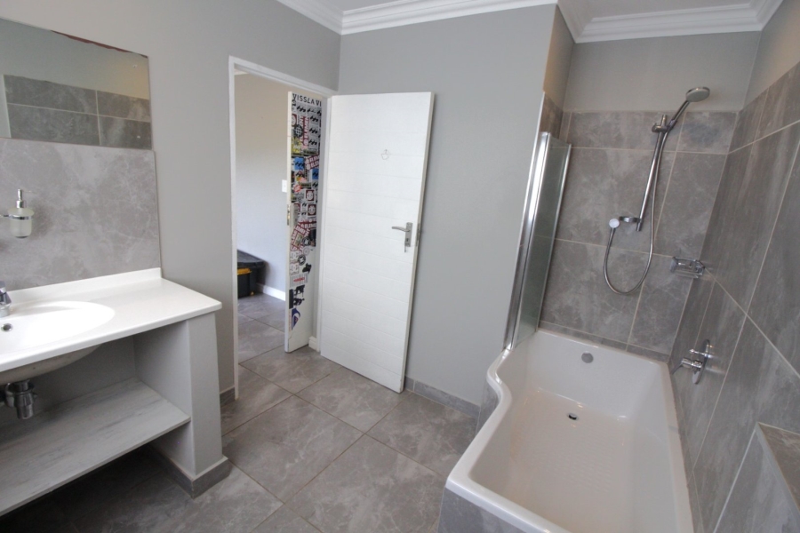 5 Bedroom Property for Sale in Noorsekloof Eastern Cape